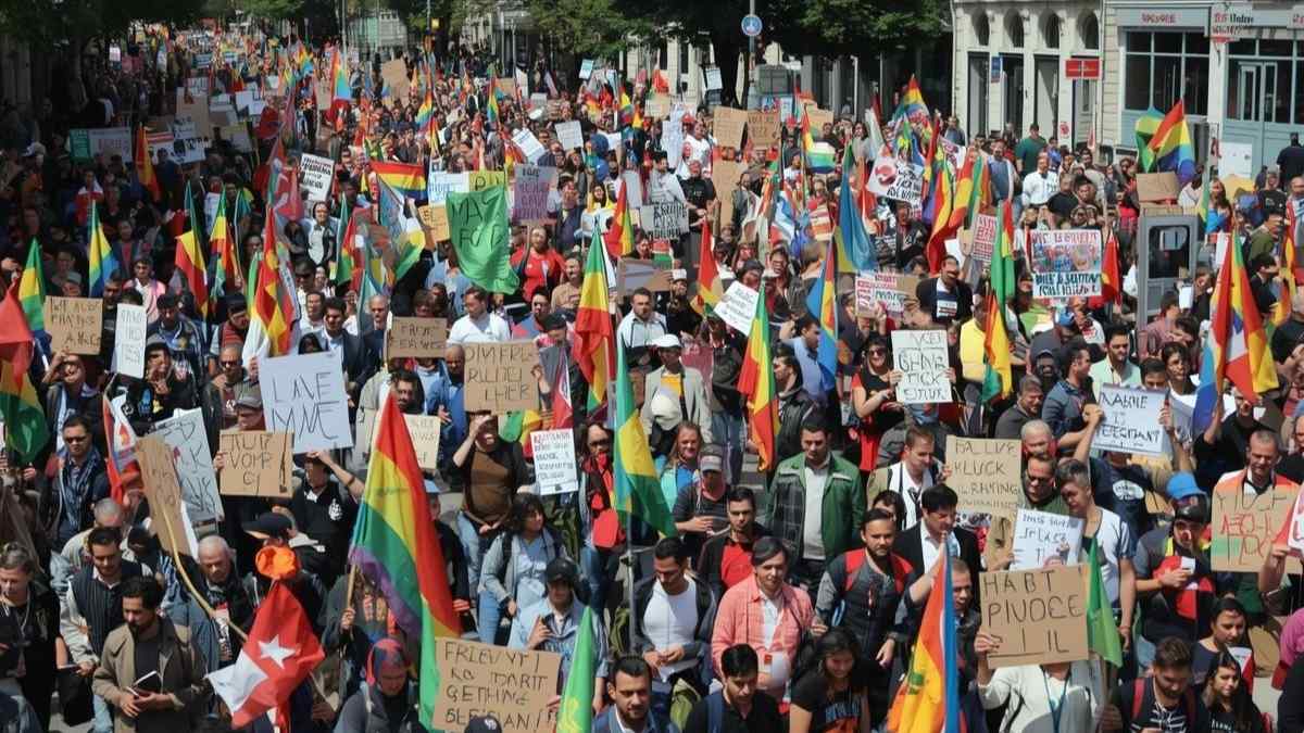 Migranten beïnvloeden de economische structuur als nieuwe arbeidskrachten, terwijl culturele en religieuze diversiteit ook leidt tot significante veranderingen in de sociale structuur.